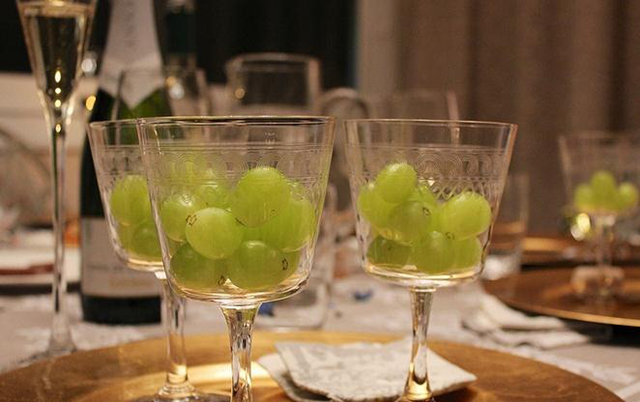 Mitternachts- Weintraubenessen an Silvester in Spanien